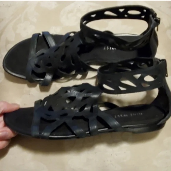 Nine West cut-out floral pattern black leather sandals- size 6.5 - Picture 7 of 8